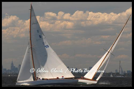 S Boat NY Skyline Upwind